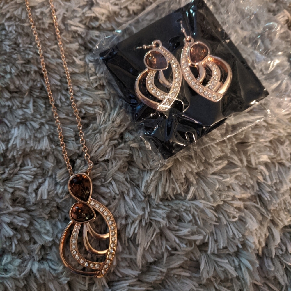 NEW! Necklace and earrings set!